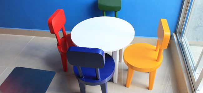 Barevný stůl pro děti