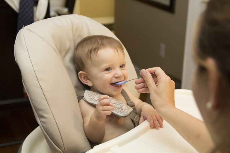 Dětská jídelní židlička – pomůžeme vám s jejím výběrem