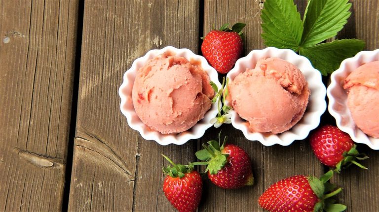 Připravte si letní osvěžení u vás doma – pomůže vám výrobník zmrzliny!