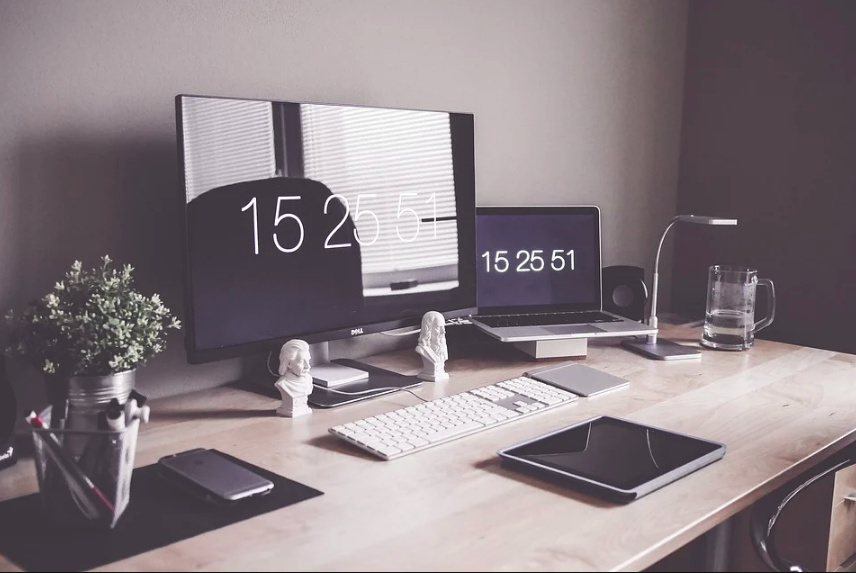 Jaké zařízení do domácí kanceláře: notebook, nebo stolní počítač?