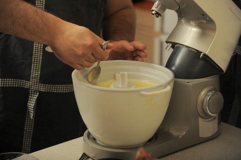 Kuchyňské roboty: Praktické vybavení, které ušetří čas a zpříjemní vaření a pečení