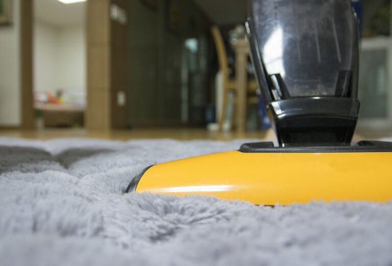 Pravidelné vysávání nestačí! Jak správně udržovat koberec čistý?